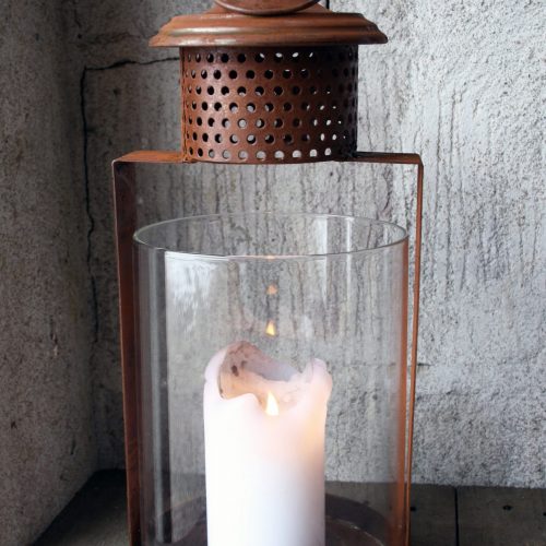 Stor lykta i rostfinish med stormglas, 18x43 cm